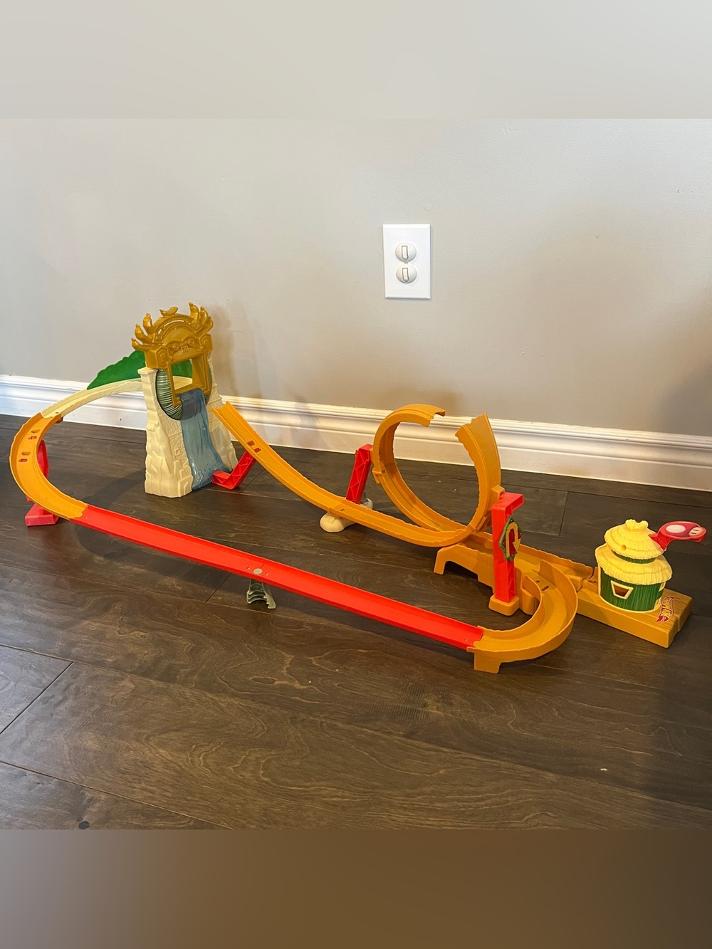 Hot Wheels The Super Mario Bros. Movie Jungle Kingdom Raceway Car Track Playset